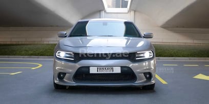 在Sharjah租赁银 Dodge Charger V8 1