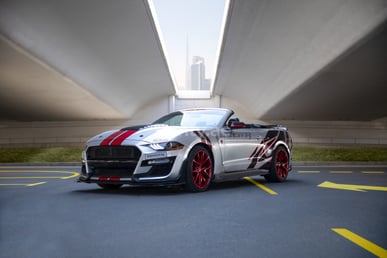 Argento Ford Mustang in affitto a Abu-Dhabi 0