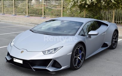 Silber Lamborghini Evo zur Miete in Abu-Dhabi