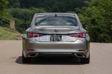 Argento Lexus ES Series in affitto a Dubai 15