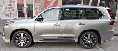 Silber Lexus LX 570 zur Miete in Sharjah 2