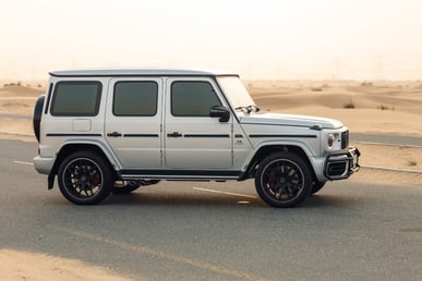 Argento Mercedes G63 AMG in affitto a Dubai 1