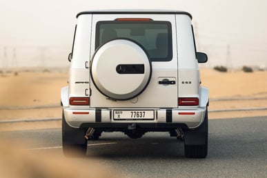 Silber Mercedes G63 AMG zur Miete in Dubai 2