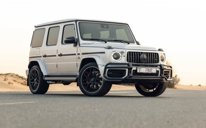 Silber Mercedes G63 AMG zur Miete in Dubai