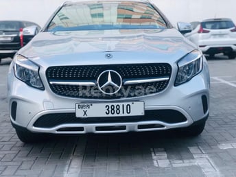 Silber Mercedes GLA zur Miete in Abu-Dhabi 0