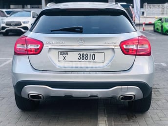 Silber Mercedes GLA zur Miete in Dubai 1