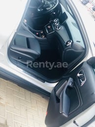 Silber Mercedes GLA zur Miete in Sharjah 2