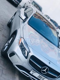 Argento Mercedes GLA in affitto a Abu-Dhabi 3