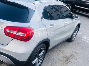 Silber Mercedes GLA zur Miete in Dubai 4