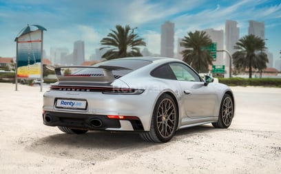 Silber Porsche 911 Carrera 2s zur Miete in Dubai 4