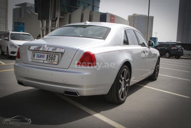 Grigio argento Rolls Royce Ghost in affitto a Sharjah 2