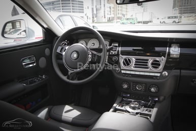 الرمادي الفضي Rolls Royce Ghost للإيجار في Dubai 4