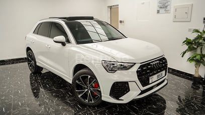 Blanco gris 2021 Audi Q3 with RS3 bodykit en alquiler en Sharjah 0