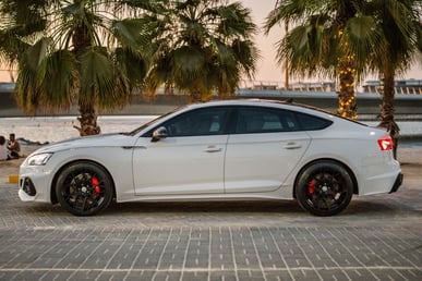 Blanco 2021 Audi A5 with RS5 Bodykit en alquiler en Abu-Dhabi 1