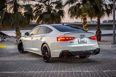 Bianca 2021 Audi A5 with RS5 Bodykit in affitto a Abu-Dhabi 2