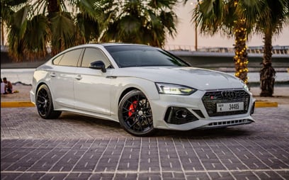 Weiß 2021 Audi A5 with RS5 Bodykit zur Miete in Dubai