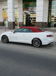 Weiß Audi A5 convertible zur Miete in Dubai 0