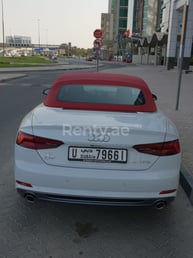 Blanc Audi A5 convertible en location à Sharjah 1