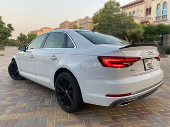 Blanc Audi A4 RS4 Bodykit en location à Dubai 6