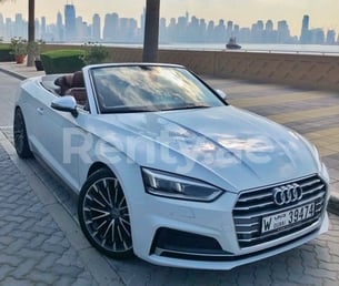 Blanco Audi A5 Cabriolet en alquiler en Dubai