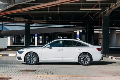 Blanco Audi A6 en alquiler en Sharjah 1