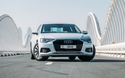 أبيض Audi A6 للإيجار في Dubai