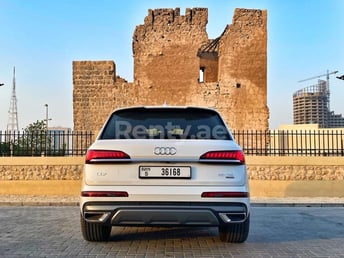 Blanc Audi Q7 en location à Abu-Dhabi 2