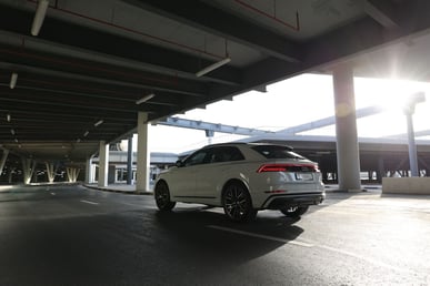 Blanc Audi Q8  55TFSI quattro en location à Abu-Dhabi 1