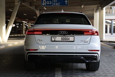 Белый Audi Q8  55TFSI quattro в аренду в Sharjah 3