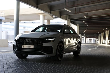 Blanc Audi Q8  55TFSI quattro en location à Sharjah 4