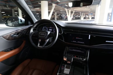 在Sharjah租赁白色 Audi Q8  55TFSI quattro 5