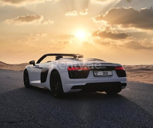 在Abu-Dhabi租赁白色 Audi R8 Facelift 4