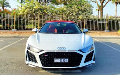 Blanco Audi R8 Spyder V10 en alquiler en Dubai