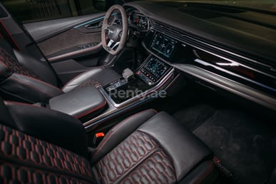 أبيض Audi RSQ8 للإيجار في Sharjah 4