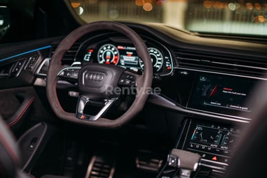 Белый Audi RSQ8 в аренду в Dubai 5