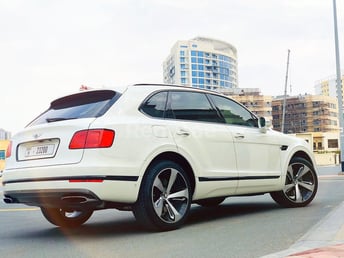 Blanc Bentley Bentayga black edition w12 en location à Dubai 1