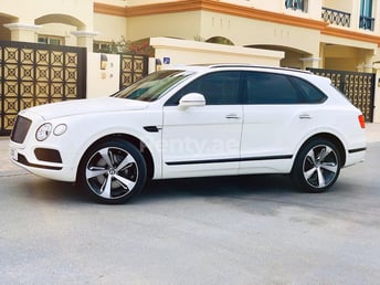 Blanco Bentley Bentayga black edition w12 en alquiler en Dubai 4