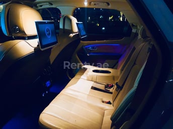 Blanco Bentley Bentayga black edition w12 en alquiler en Sharjah 5