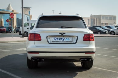 Blanco Bentley Bentayga en alquiler en Abu-Dhabi 1