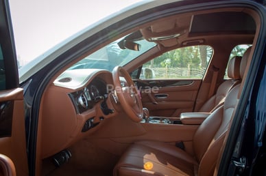 أبيض Bentley Bentayga للإيجار في Abu-Dhabi 3