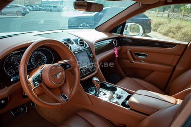 Белый Bentley Bentayga в аренду в Dubai 4