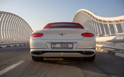 Blanco Bentley Continental GTC V12 en alquiler en Dubai 1