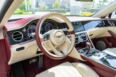 أبيض Bentley Flying Spur للإيجار في Dubai 1