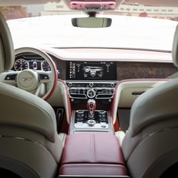 Blanco Bentley Flying Spur en alquiler en Sharjah 1