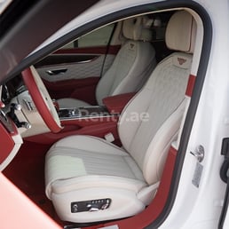 أبيض Bentley Flying Spur للإيجار في Dubai 2