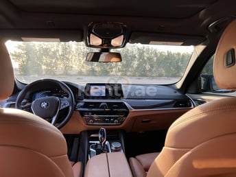 أبيض BMW 5 Series للإيجار في Dubai 3