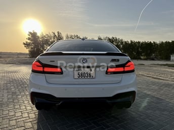 أبيض BMW 5 Series للإيجار في Sharjah 6