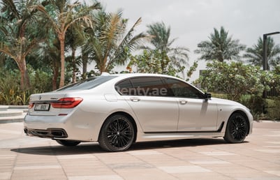 Weiß BMW 750 XDrive zur Miete in Abu-Dhabi 0