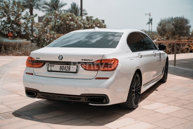 Weiß BMW 750 XDrive zur Miete in Abu-Dhabi 2