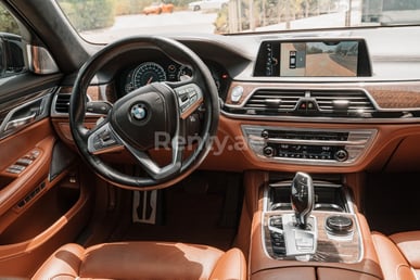 在Dubai租赁白色 BMW 750 XDrive 5